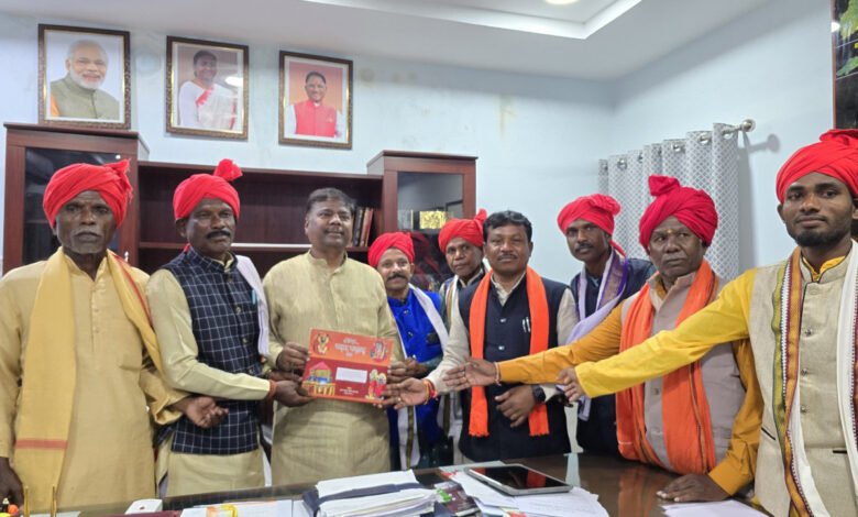 विश्व प्रसिद्ध बस्तर दशहरा पर्व में शामिल होने वन मंत्री केदार कश्यप को सांसद ने दिया न्यौता