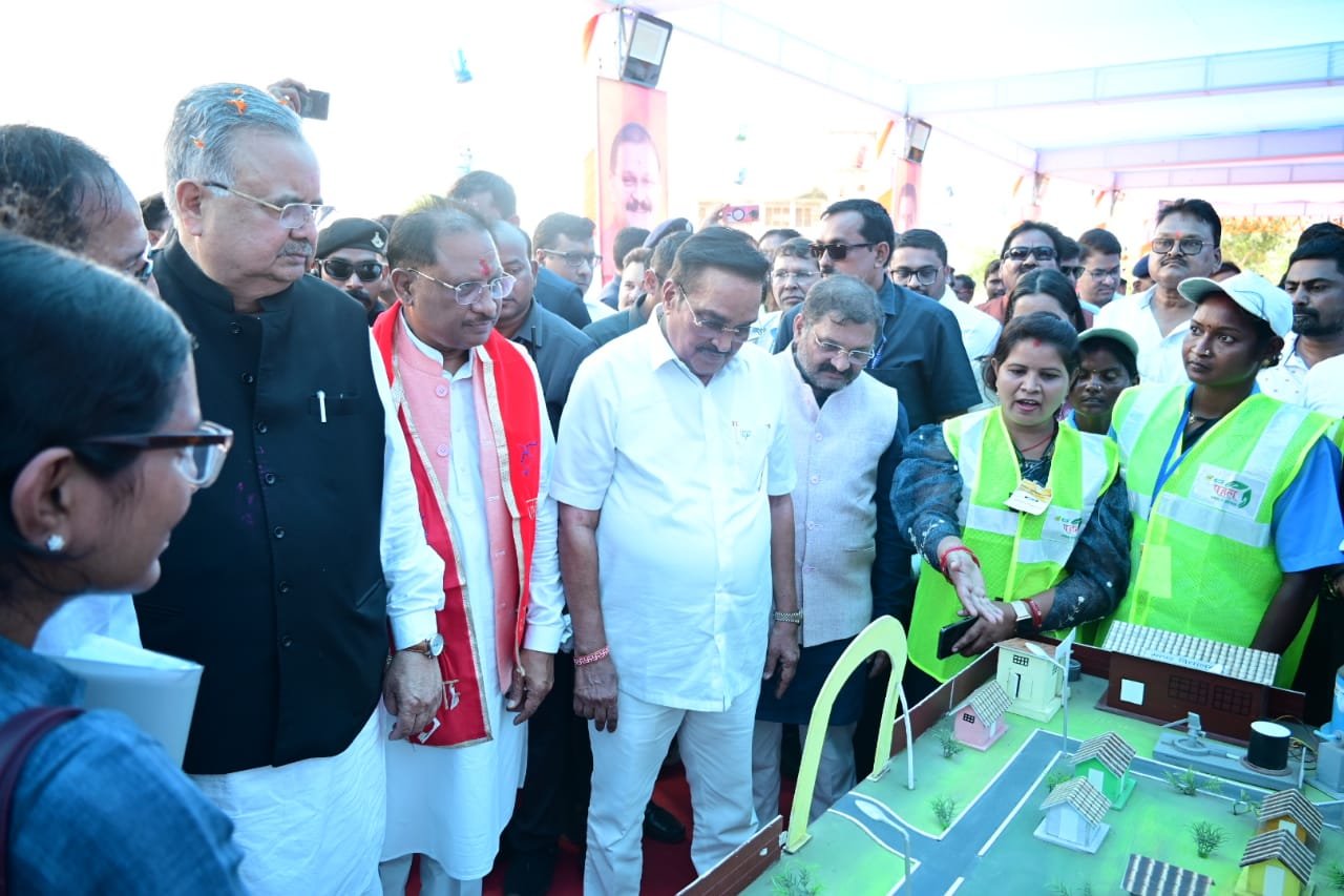 मुख्यमंत्री विष्णु देव साय एवं केन्द्रीय जल शक्ति मंत्री सी.आर. पाटिल राजनांदगांव विकासखंड के ग्राम बरगा में आयोजित ‘स्वच्छता ही सेवा’ कार्यक्रम में हो रहे हैं शामिल