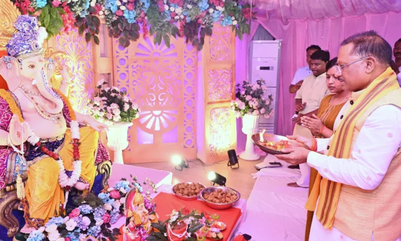 मुख्यमंत्री निवास में विराजे भगवान गणेश: CM विष्णुदेव साय ने प्रदेश की सुख, समृद्धि और खुशहाली के लिए की पूजा अर्चना