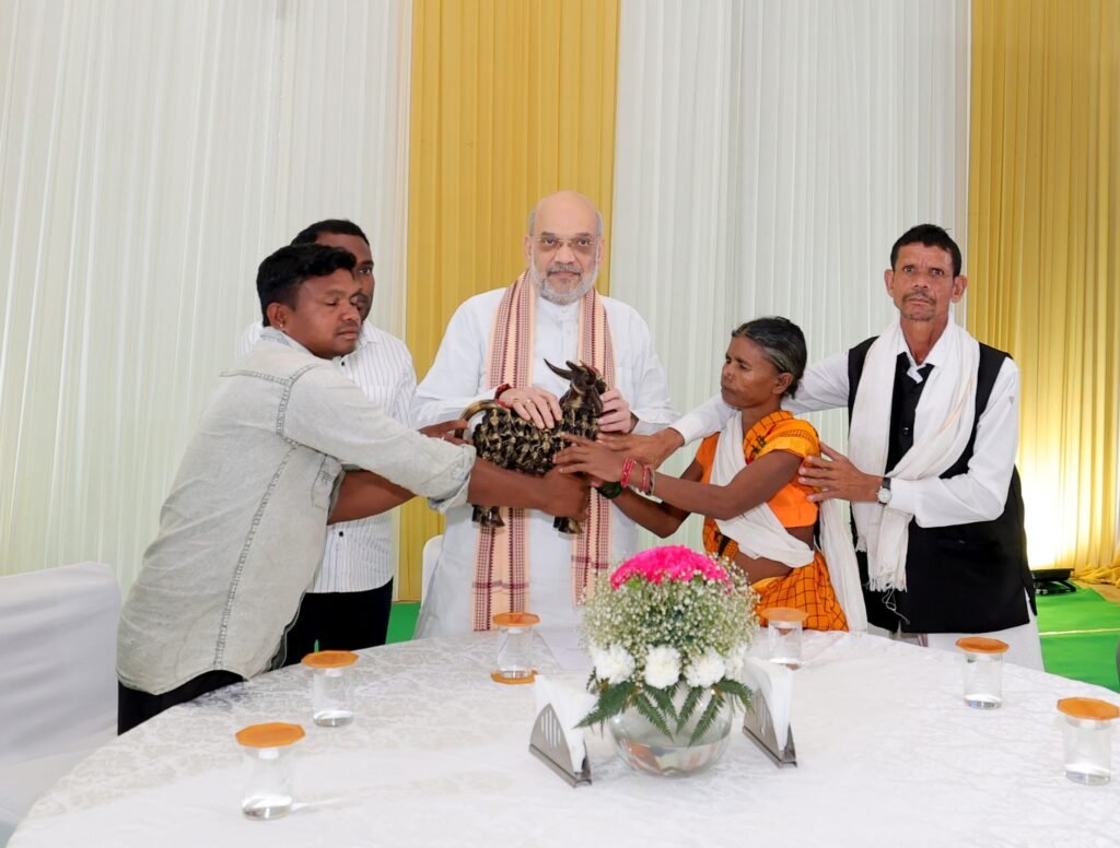 गृह मंत्री अमित शाह ने छत्तीसगढ़ के नक्सली हिंसा पीड़ितों से की मुलाकात, मार्च 2026 तक नक्सलवाद समाप्त करने का लिया संकल्प 3 गृह मंत्री अमित शाह ने छत्तीसगढ़ के नक्सली हिंसा पीड़ितों से की मुलाकात, मार्च 2026 तक नक्सलवाद समाप्त करने का लिया संकल्प