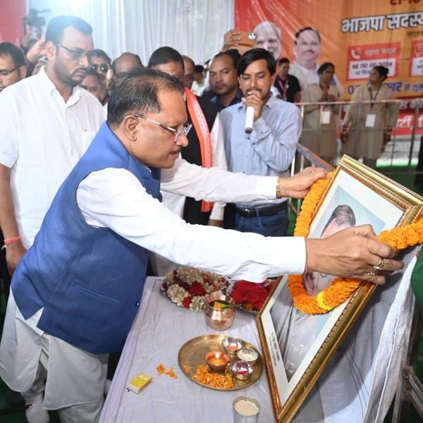 पंडित दीनदयाल उपाध्याय की जयंती पर मुख्यमंत्री विष्णु देव साय ने किया नमन 1 पंडित दीनदयाल उपाध्याय की जयंती पर मुख्यमंत्री विष्णु देव साय ने किया नमन
