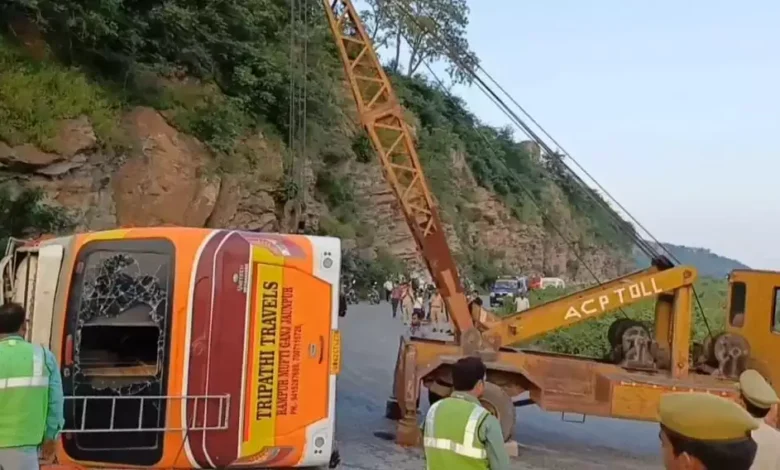 कवर्धा से गया जा रही बस मारकुंडी घाटी में पलटी, 50 घायल