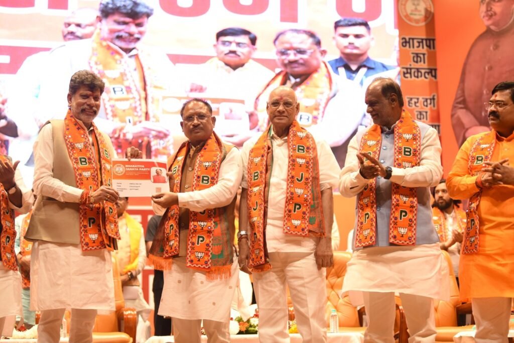 भाजपा सदस्यता अभियान की हुई शुरुआत, छत्तीसगढ़ भाजपा के पहले सदस्य बने मुख्यमंत्री विष्णु देव साय; भाजपा प्रदेश अध्यक्ष ने दिलाई सदस्यता 4 भाजपा सदस्यता अभियान की हुई शुरुआत, छत्तीसगढ़ भाजपा के पहले सदस्य बने मुख्यमंत्री विष्णु देव साय; भाजपा प्रदेश अध्यक्ष ने दिलाई सदस्यता