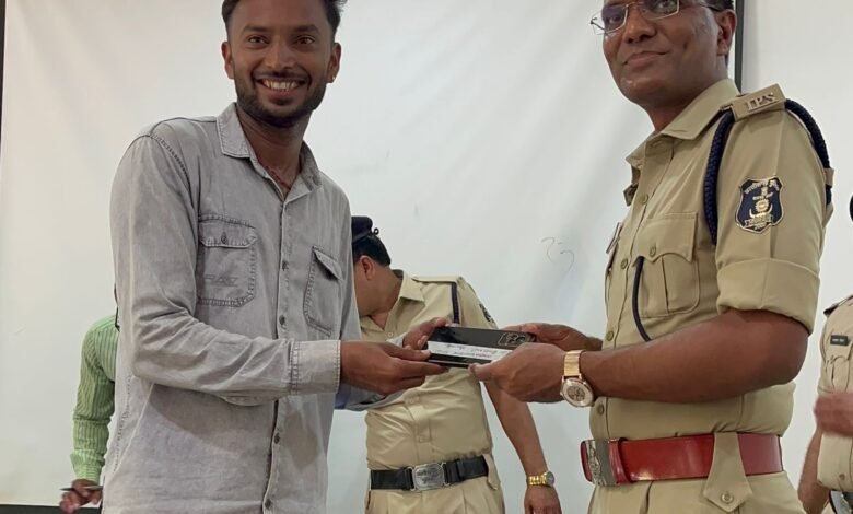 कबीरधाम पुलिस ने 132 गुम मोबाइल फोन किए बरामद, सायबर सुरक्षा के साथ सौंपे स्वामियों को