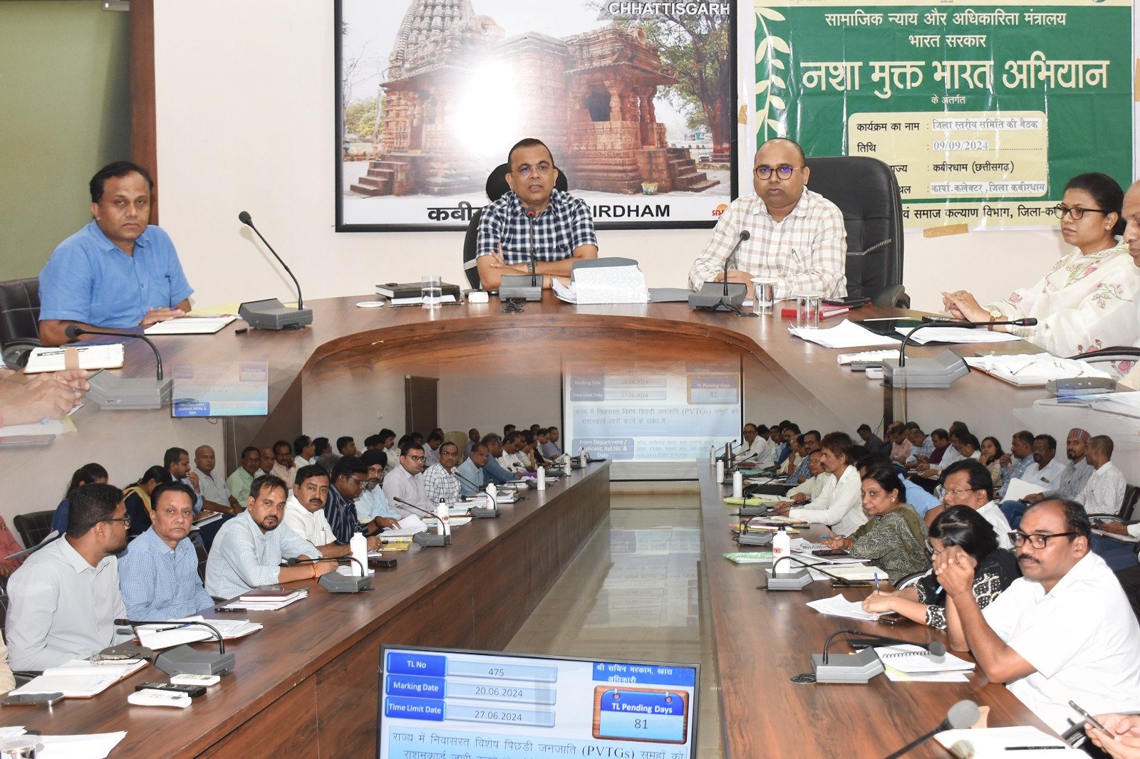 कलेक्टर जनमेजय महोबे ने मनरेगा अंतर्गत चल रहे निर्माण कार्यों का किया निरीक्षण 1 कलेक्टर जनमेजय महोबे ने मनरेगा अंतर्गत चल रहे निर्माण कार्यों का किया निरीक्षण