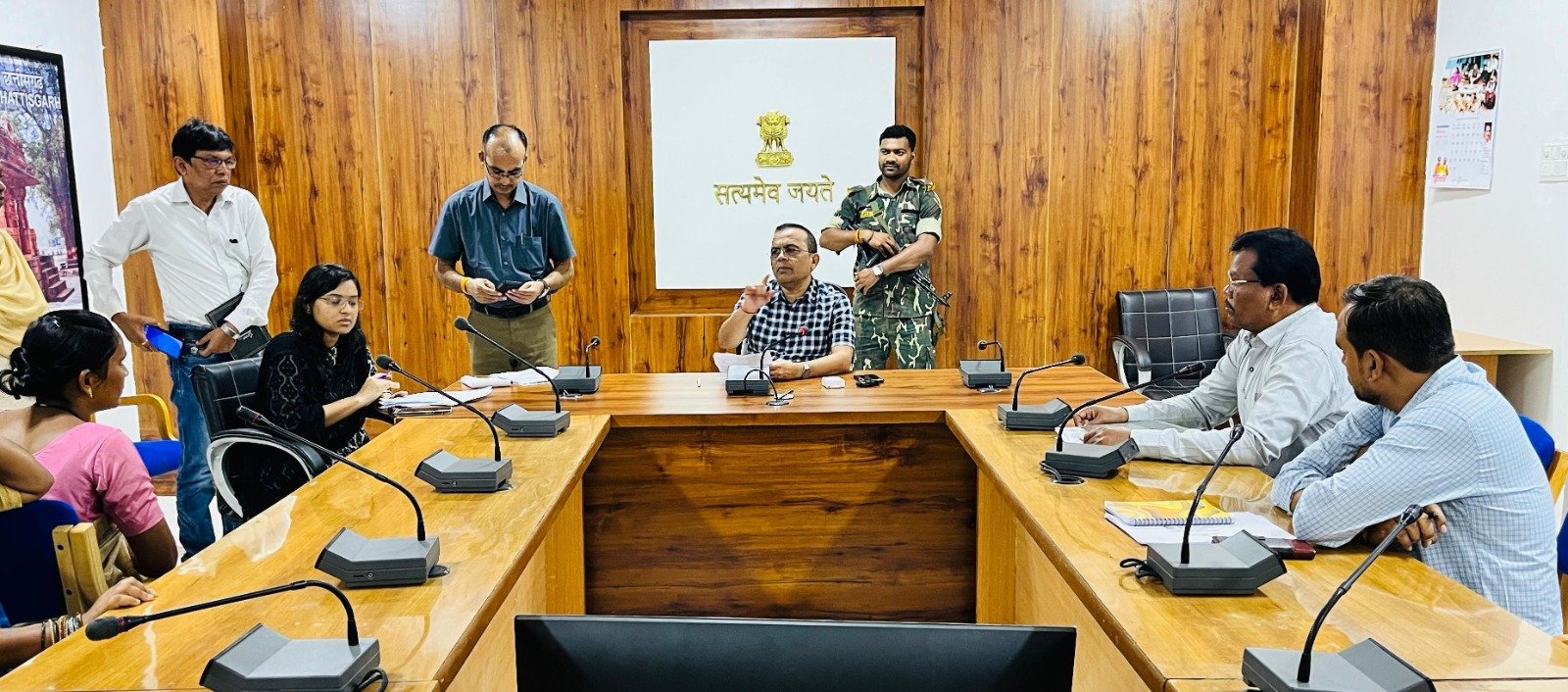कलेक्टर जनमेजय महोबे ने जनदर्शन में लीना बंजारे का विवाह प्रमाण पत्र तत्काल बनाने निर्देशित किया 1 कलेक्टर जनमेजय महोबे ने जनदर्शन में लीना बंजारे का विवाह प्रमाण पत्र तत्काल बनाने निर्देशित किया
