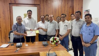 कलेक्टर जनमेजय महोबे ने डॉ. मुकुटधर पांडेय स्मृति सम्मान से सम्मानित शिक्षक राजर्षि पाण्डेय को बधाई एवं शुभकामनाएं दी