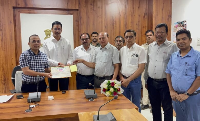 कलेक्टर जनमेजय महोबे ने डॉ. मुकुटधर पांडेय स्मृति सम्मान से सम्मानित शिक्षक राजर्षि पाण्डेय को बधाई एवं शुभकामनाएं दी