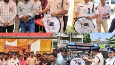 यातायात पुलिस ने ऑटो रिक्शा चालकों को दी यातायात नियमों की जानकारी 3 जागरूकता कार्यक्रम ने ऑटो रिक्शा चालकों को दी यातायात नियमों की जानकारी