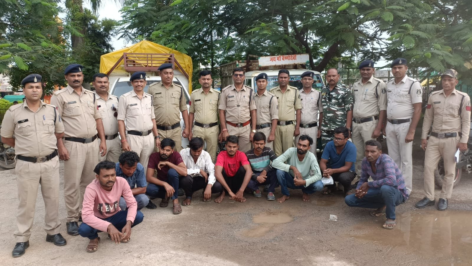 कबीरधाम पुलिस की बड़ी सफलता: चोर गिरोह के 9 आरोपी गिरफ्तार, 174 बोरी धान सहित लाखों का सामान जब्त 1 कबीरधाम पुलिस की बड़ी सफलता: चोर गिरोह के 9 आरोपी गिरफ्तार, 174 बोरी धान सहित लाखों का सामान जब्त