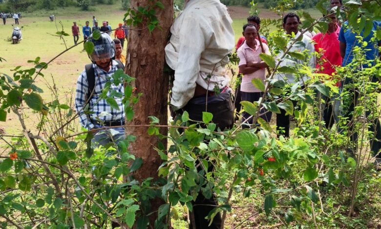 युवक की हत्या के बाद आक्रोशित ग्रामीणों ने आरोपी के घर में लगाई आग, धमाके से गांव में फैली दहशत*