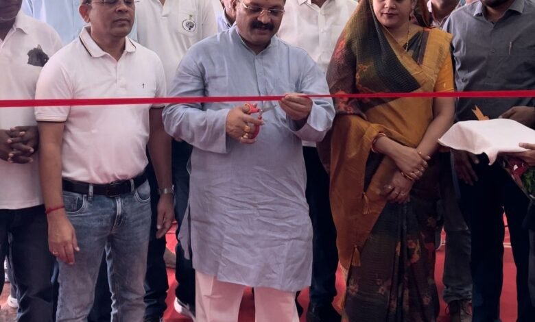 सांसद संतोष पांडेय ने 'विकसित भारत , मोदी जी की संकल्पना' थीम पर फोटो प्रदर्शनी का शुभारंभ किया