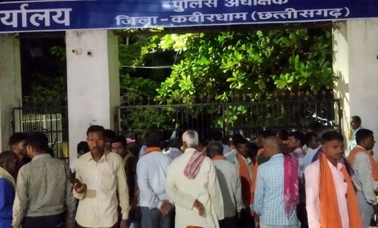 जादू-टोना के आरोप में दंपति की पिटाई, ग्रामीणों ने किया एसपी ऑफिस घेराव