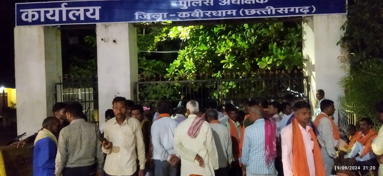 जादू-टोना के आरोप में दंपति की पिटाई, ग्रामीणों ने किया एसपी ऑफिस घेराव 1 जादू-टोना के आरोप में दंपति की पिटाई, ग्रामीणों ने किया एसपी ऑफिस घेराव