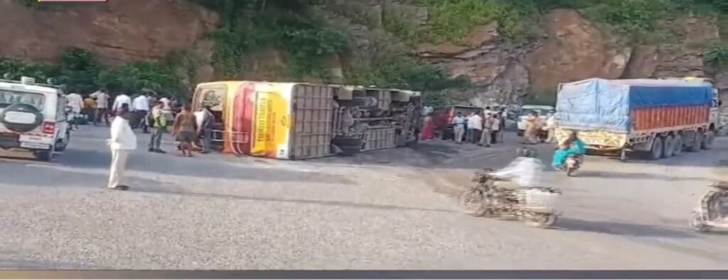 कवर्धा से गया जा रही बस मारकुंडी घाटी में पलटी; एक युवक की मौत, 50 घायल 3 कवर्धा से गया जा रही बस मारकुंडी घाटी में पलटी; एक युवक की मौत, 50 घायल