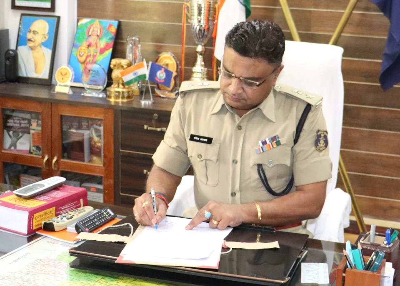 राजेश कुमार अग्रवाल ने कबीरधाम पुलिस अधीक्षक का पदभार संभाला 1 WhatsApp Image 2024 09 22 at 1.46.08 PM