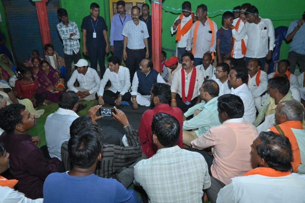 लोहारीडीह पहुंचे उपमुख्यमंत्री अरुण साव और विजय शर्मा : मृतक प्रशांत साहू की माता को 10 लाख का सौंपा चेक, पीड़ितों को न्याय और दोषियों पर सख्त कार्रवाई का दिया आश्वासन 2 WhatsApp Image 2024 09 22 at 2.13.40 PM 1