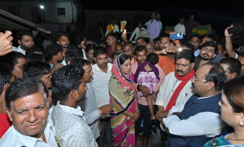 लोहारीडीह पहुंचे उपमुख्यमंत्री अरुण साव और विजय शर्मा : मृतक प्रशांत साहू की माता को 10 लाख का सौंपा चेक, पीड़ितों को न्याय और दोषियों पर सख्त कार्रवाई का दिया आश्वासन