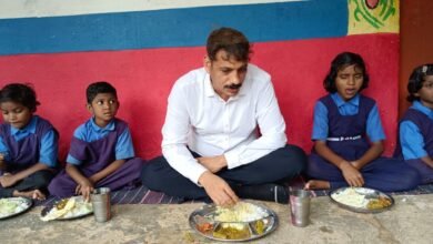 कबीरधाम के नवपदस्थ कलेक्टर गोपाल वर्मा ने बैगा और आदिवासी बच्चों संग किया भोजन