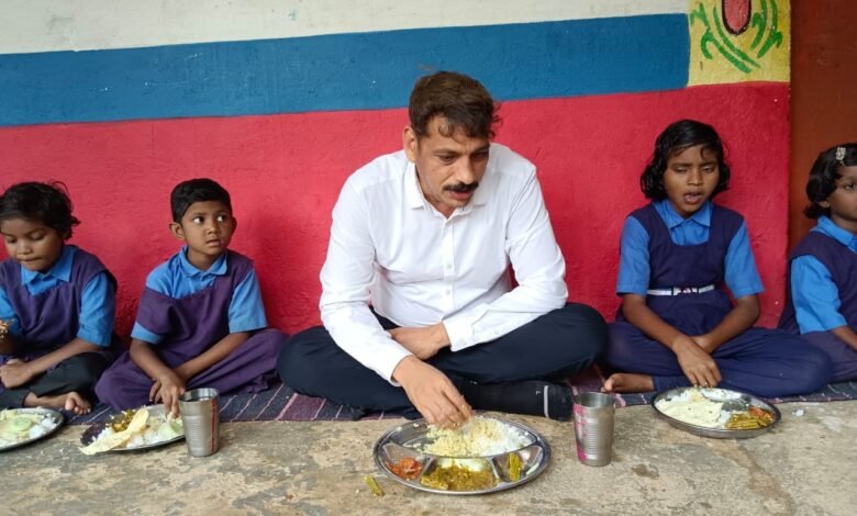 कबीरधाम के नवपदस्थ कलेक्टर गोपाल वर्मा ने बैगा और आदिवासी बच्चों संग किया भोजन