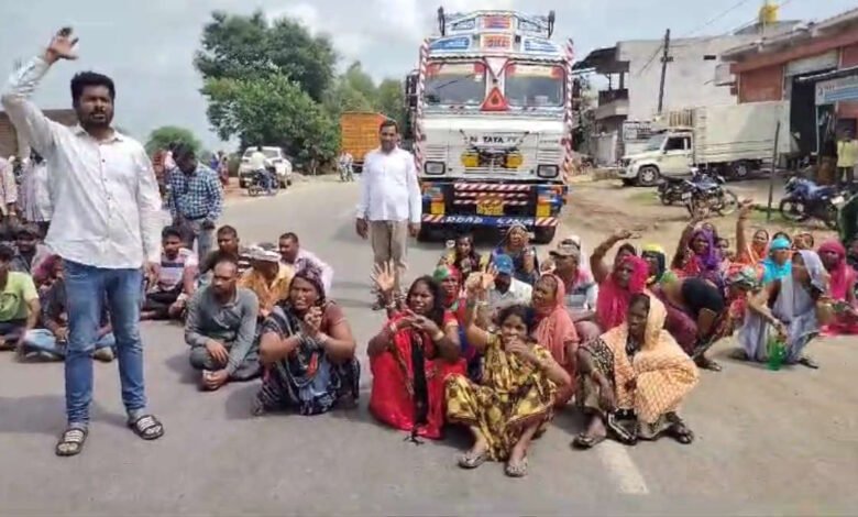 हत्या के आरोपी को फांसी देने की मांग, ग्रामीणों ने किया चक्काजाम