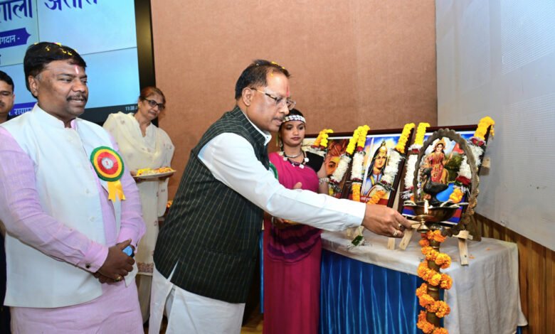 मुख्यमंत्री विष्णु देव साय उच्च शिक्षा विभाग द्वारा आयोजित जनजातीय समाज के गौरवशाली अतीत पर आधारित एक दिवसीय कार्यशाला में शामिल होने पहुँचे