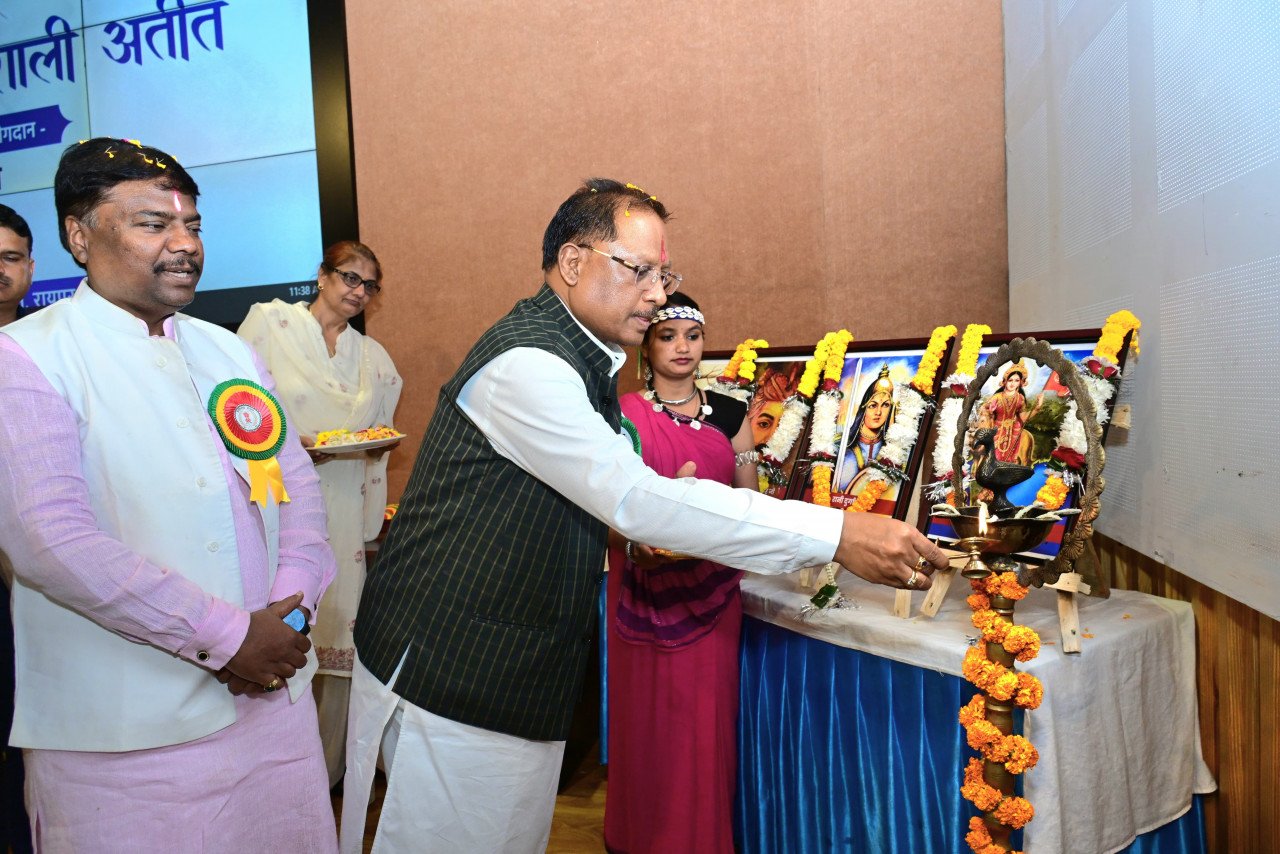 मुख्यमंत्री विष्णु देव साय उच्च शिक्षा विभाग द्वारा आयोजित जनजातीय समाज के गौरवशाली अतीत पर आधारित एक दिवसीय कार्यशाला में शामिल होने पहुँचे