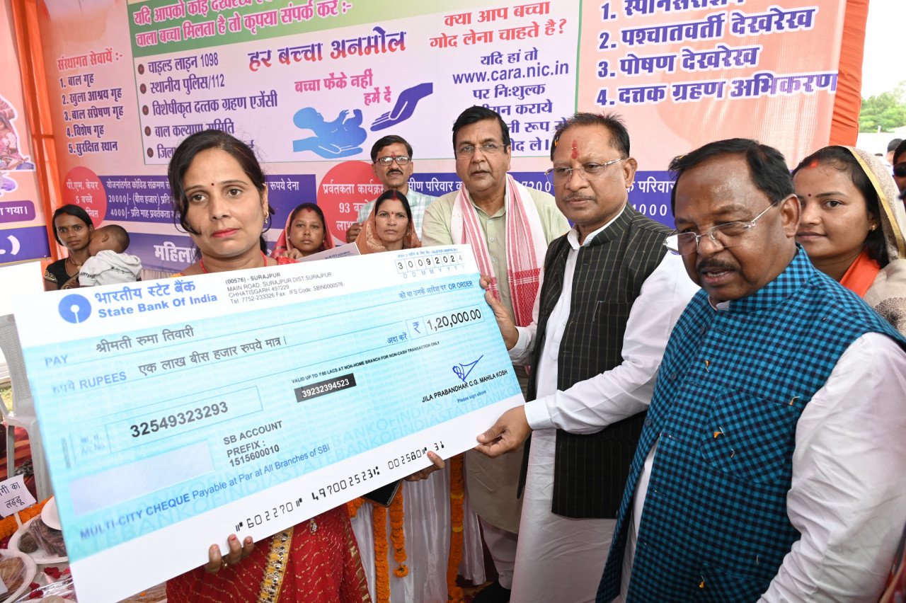 मुख्यमंत्री विष्णुदेव साय ने किया विभागीय स्टालों का अवलोकन, अवलोकन के दौरान हितग्राहियों को सामग्री एवं ऋण राशि चेक का वितरण