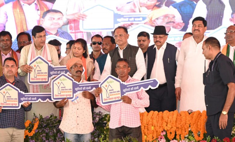 मुख्यमंत्री विष्णु देव साय ने हितग्राहियों को सौंपी प्रधानमंत्री आवास की चाबी