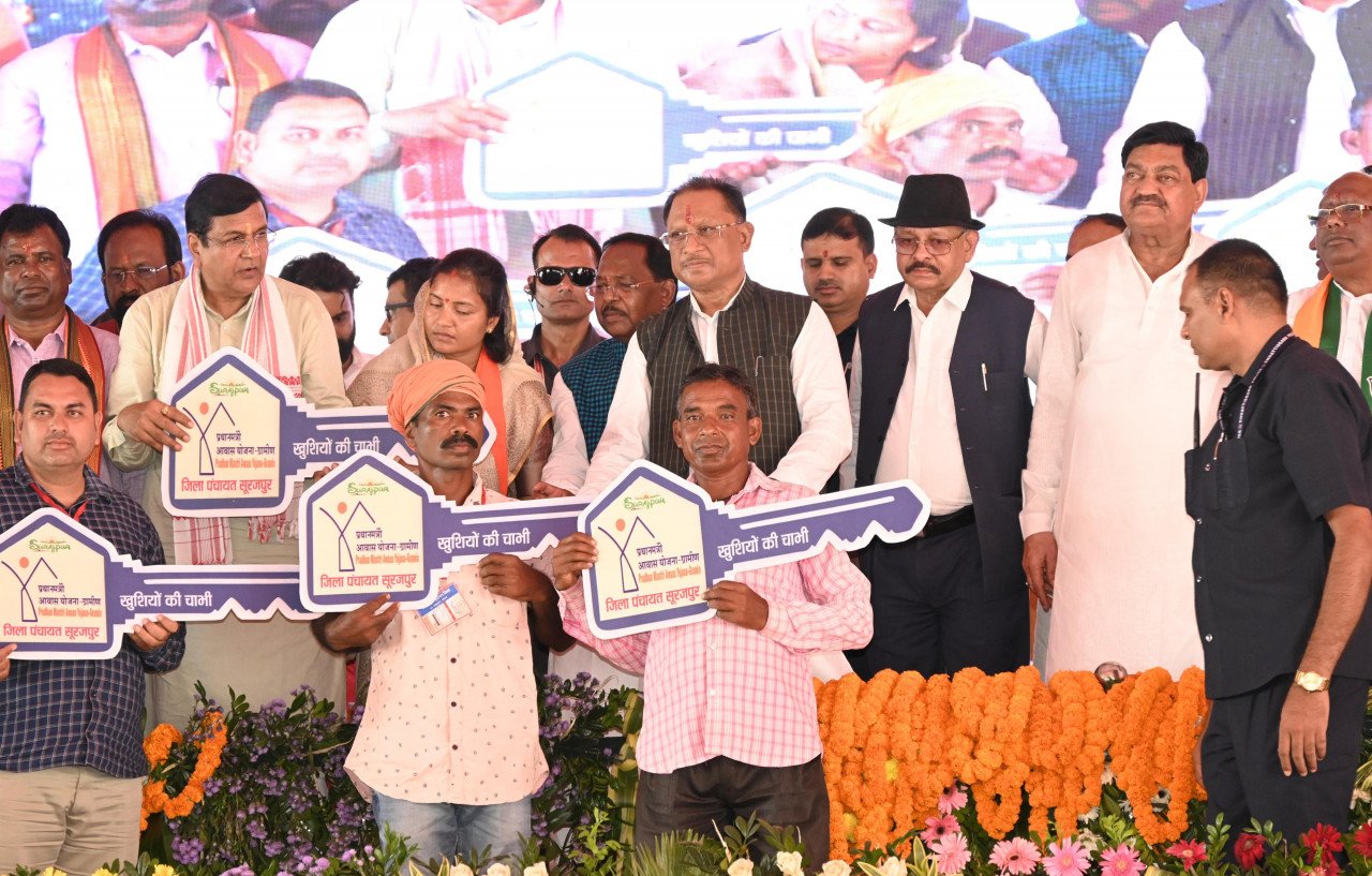 मुख्यमंत्री विष्णु देव साय ने हितग्राहियों को सौंपी प्रधानमंत्री आवास की चाबी 1 मुख्यमंत्री विष्णु देव साय ने हितग्राहियों को सौंपी प्रधानमंत्री आवास की चाबी