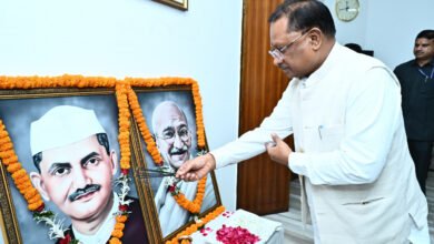 मुख्यमंत्री ने राष्ट्रपिता महात्मा गांधी और पूर्व प्रधानमंत्री स्वर्गीय लाल बहादुर शास्त्री की जयंती पर उन्हें किया नमन 1 मुख्यमंत्री ने राष्ट्रपिता महात्मा गांधी और पूर्व प्रधानमंत्री स्वर्गीय लाल बहादुर शास्त्री की जयंती पर उन्हें किया नमन