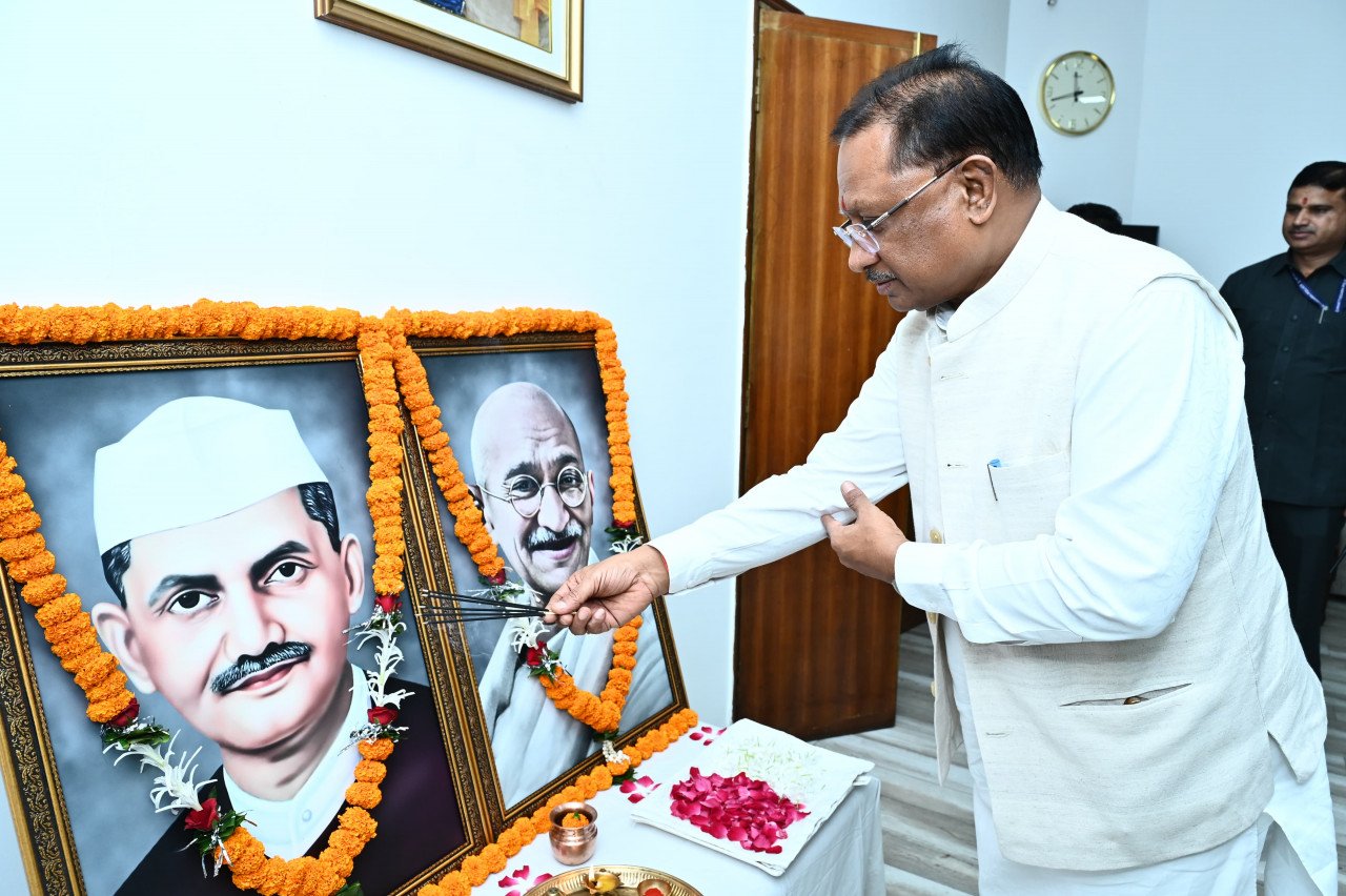 मुख्यमंत्री ने राष्ट्रपिता महात्मा गांधी और पूर्व प्रधानमंत्री स्वर्गीय लाल बहादुर शास्त्री की जयंती पर उन्हें किया नमन 1 मुख्यमंत्री ने राष्ट्रपिता महात्मा गांधी और पूर्व प्रधानमंत्री स्वर्गीय लाल बहादुर शास्त्री की जयंती पर उन्हें किया नमन
