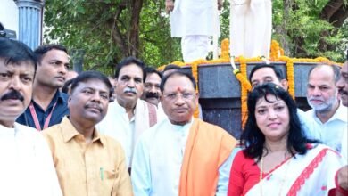 मुख्यमंत्री विष्णुदेव साय ने महात्मा गांधी जी की प्रतिमा पर किया माल्यार्पण 1 मुख्यमंत्री विष्णुदेव साय ने महात्मा गांधी जी की प्रतिमा पर किया माल्यार्पण