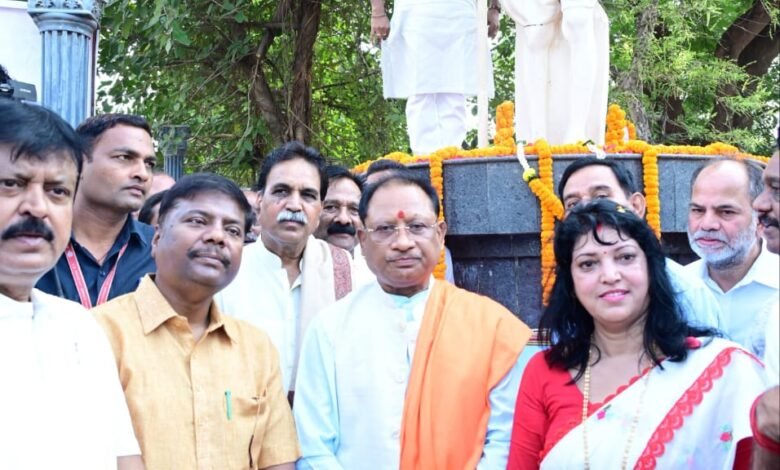 मुख्यमंत्री विष्णुदेव साय ने महात्मा गांधी जी की प्रतिमा पर किया माल्यार्पण