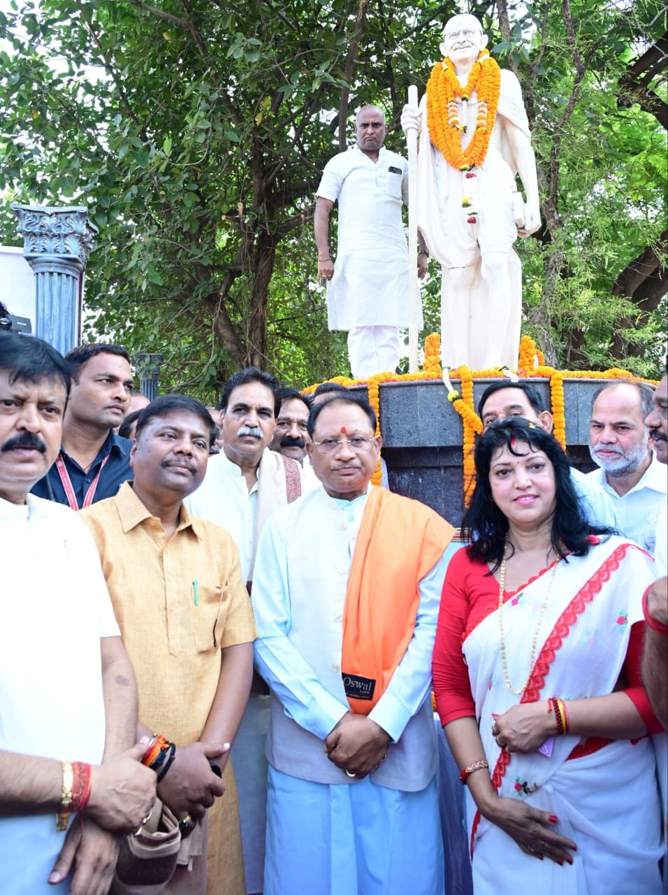 मुख्यमंत्री विष्णुदेव साय ने महात्मा गांधी जी की प्रतिमा पर किया माल्यार्पण 1 मुख्यमंत्री विष्णुदेव साय ने महात्मा गांधी जी की प्रतिमा पर किया माल्यार्पण