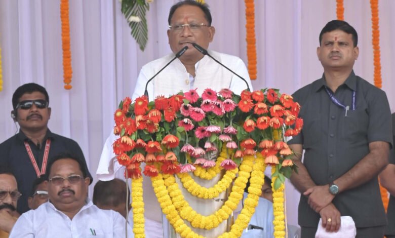 मुख्यमंत्री विष्णु देव साय ने आज बलरामपुर-रामानुजगंज जिले के राजपुर में धरती आबा जनजाति ग्राम उत्कर्ष अभियान के शुभारंभ के अवसर पर आयोजित राज्य स्तरीय कार्यक्रम में मंच से कई प्रमुख घोषणाएं की