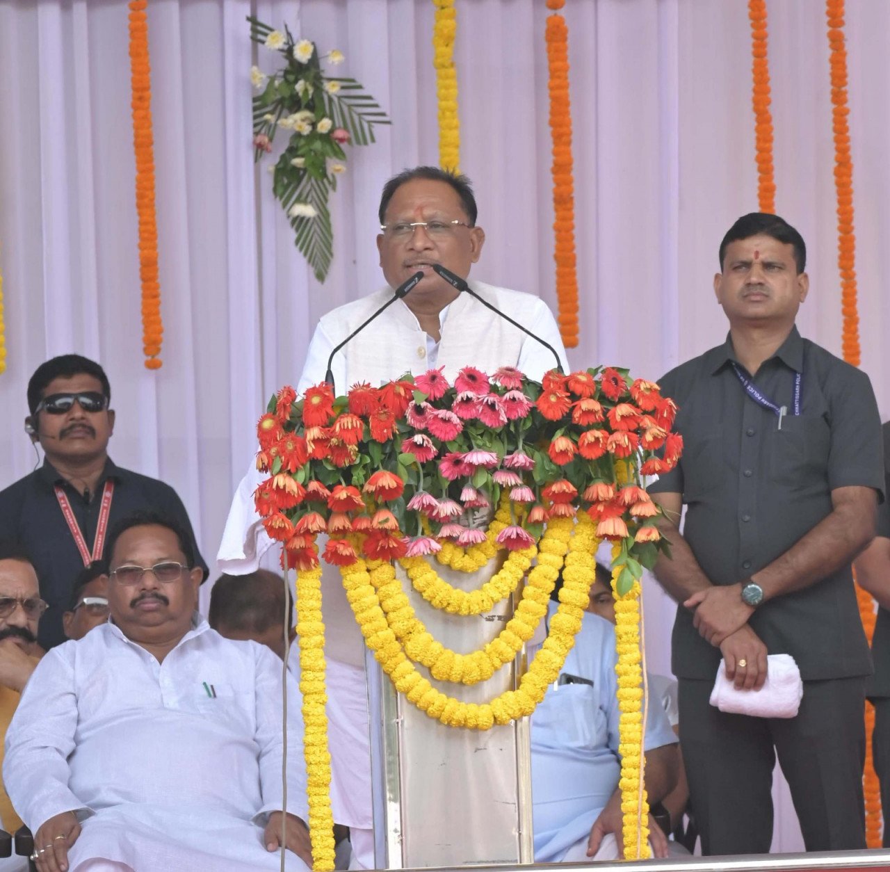 मुख्यमंत्री विष्णु देव साय ने आज बलरामपुर-रामानुजगंज जिले के राजपुर में धरती आबा जनजाति ग्राम उत्कर्ष अभियान के शुभारंभ के अवसर पर आयोजित राज्य स्तरीय कार्यक्रम में मंच से कई प्रमुख घोषणाएं की