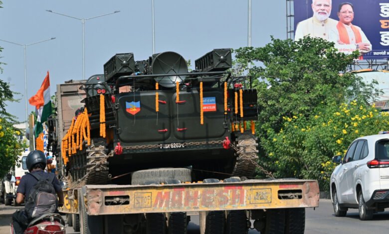 मुख्यमंत्री विष्णुदेव साय के नेतृत्व और पहल में हो रहे भव्य सैन्य समारोह के लिए आज राजधानी रायपुर पहुंचे भारतीय सेना के भीष्म टैंक और अन्य आर्टिलरी का शानदार स्वागत किया गया