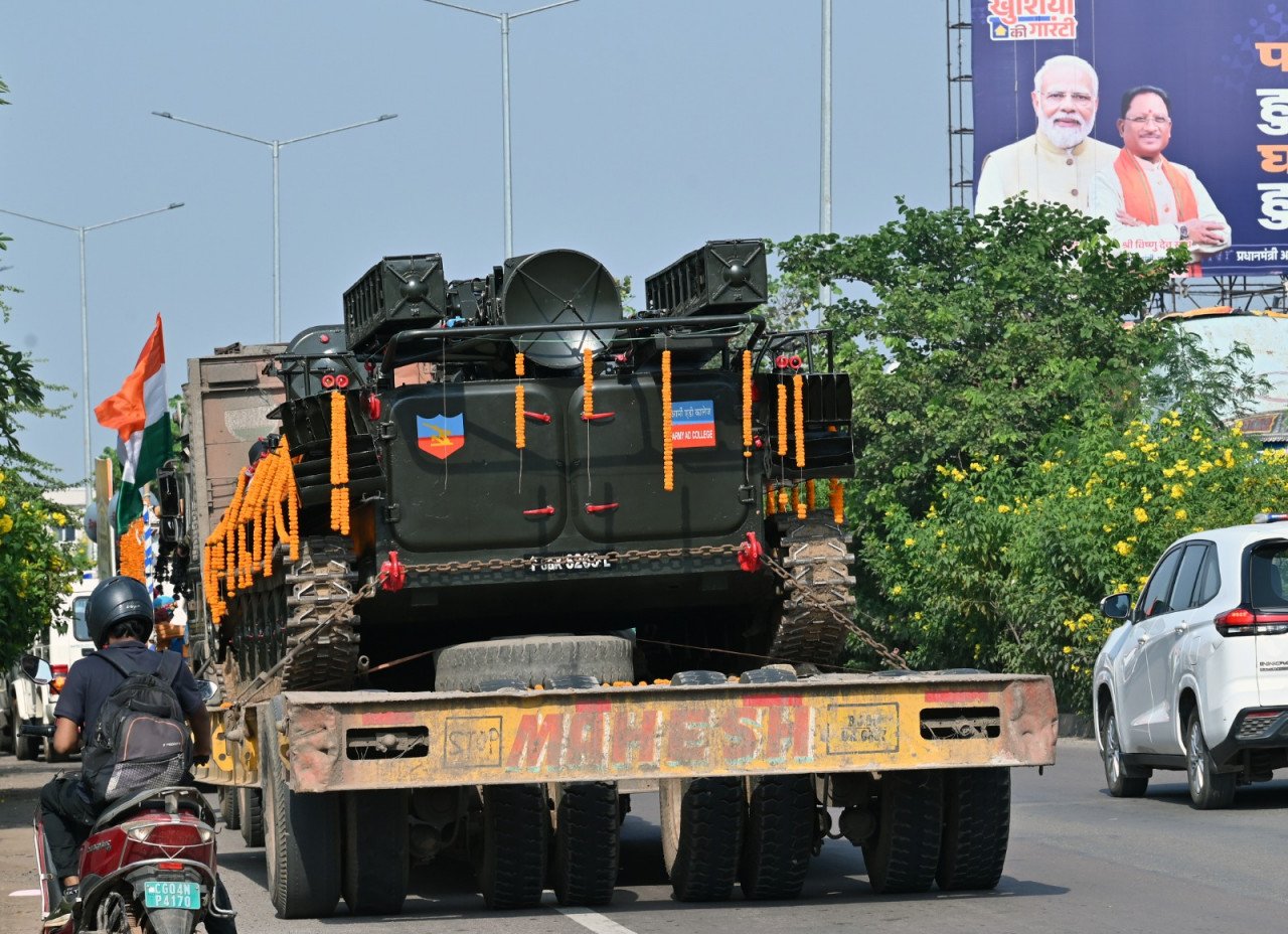 मुख्यमंत्री विष्णुदेव साय के नेतृत्व और पहल में हो रहे भव्य सैन्य समारोह के लिए आज राजधानी रायपुर पहुंचे भारतीय सेना के भीष्म टैंक और अन्य आर्टिलरी का शानदार स्वागत किया गया