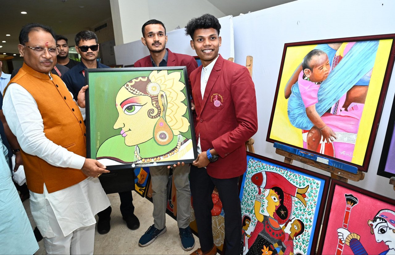 मुख्यमंत्री विष्णु देव साय ने किया प्रथम छत्तीसगढ़ हरित शिखर सम्मेलन का शुभारंभ, पारंपरिक हर्बल उत्पादों और लोक कला का किया अवलोकन