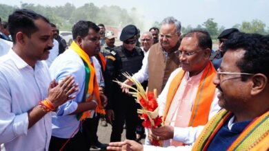 मुख्यमंत्री विष्णुदेव साय का जनप्रतिनिधियों एवं अधिकारियों ने किया आत्मीय स्वागत