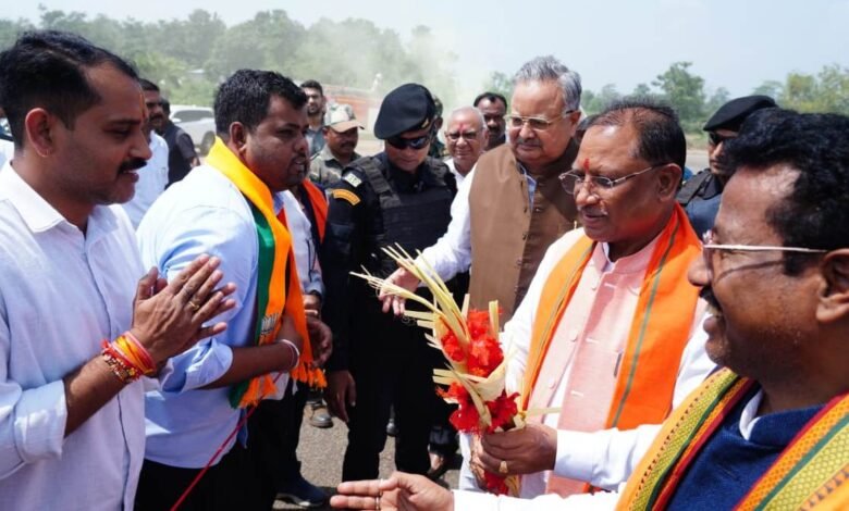 मुख्यमंत्री विष्णुदेव साय का जनप्रतिनिधियों एवं अधिकारियों ने किया आत्मीय स्वागत