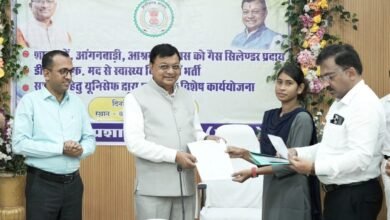 मंत्री लखन लाल देवांगन ने स्वास्थ्य कर्मियों एवं अतिथि शिक्षकों को प्रदान किया नियुक्ति पत्र 1 मंत्री लखन लाल देवांगन ने स्वास्थ्य कर्मियों एवं अतिथि शिक्षकों को प्रदान किया नियुक्ति पत्र