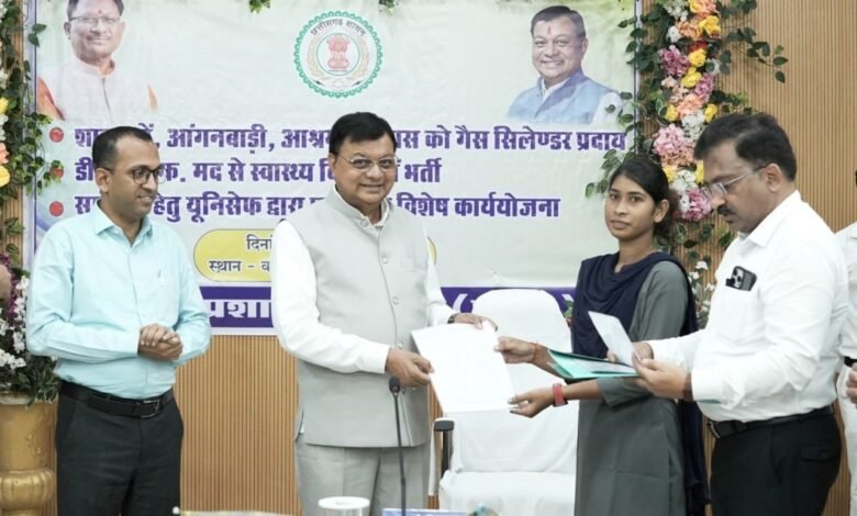 मंत्री लखन लाल देवांगन ने स्वास्थ्य कर्मियों एवं अतिथि शिक्षकों को प्रदान किया नियुक्ति पत्र