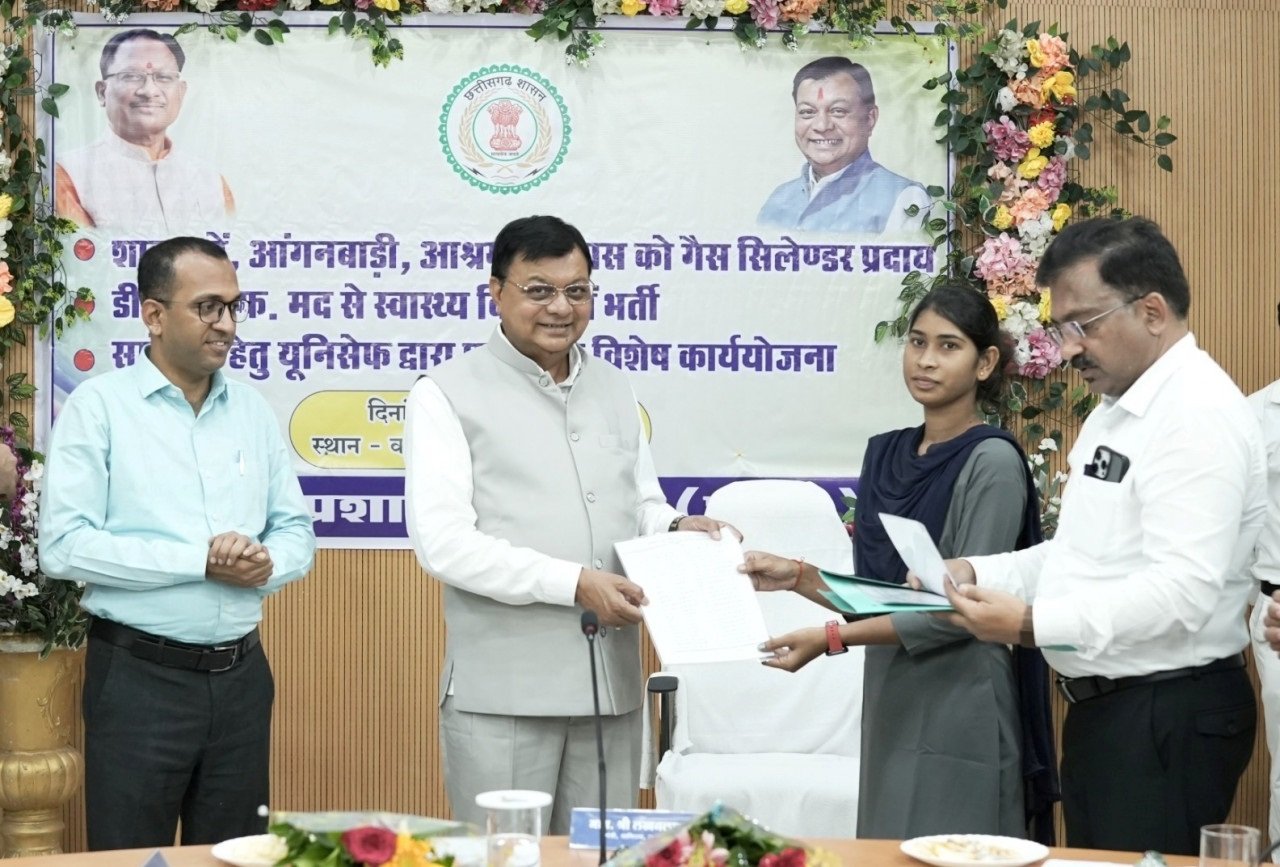 मंत्री लखन लाल देवांगन ने स्वास्थ्य कर्मियों एवं अतिथि शिक्षकों को प्रदान किया नियुक्ति पत्र 1 मंत्री लखन लाल देवांगन ने स्वास्थ्य कर्मियों एवं अतिथि शिक्षकों को प्रदान किया नियुक्ति पत्र