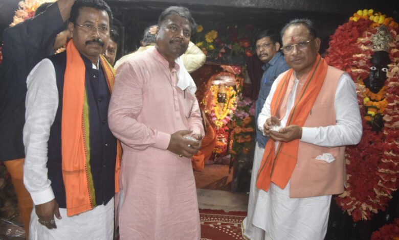 मुख्यमंत्री विष्णु देव साय ने बस्तर की आराध्य देवी मां दंतेश्वरी की पूजा-अर्चना कर प्रदेशवासियों की खुशहाली की कामना की