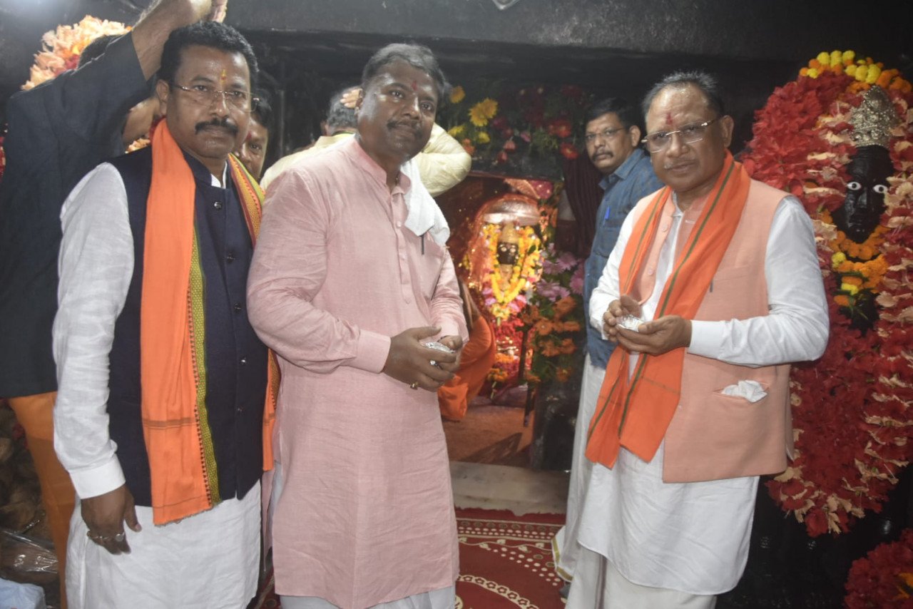 मुख्यमंत्री विष्णु देव साय ने बस्तर की आराध्य देवी मां दंतेश्वरी की पूजा-अर्चना कर प्रदेशवासियों की खुशहाली की कामना की 1 मुख्यमंत्री विष्णु देव साय ने बस्तर की आराध्य देवी मां दंतेश्वरी की पूजा-अर्चना कर प्रदेशवासियों की खुशहाली की कामना की