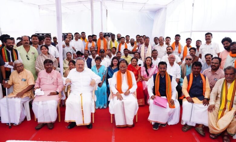 मुख्यमंत्री विष्णु देव साय ने ग्राम मसेनार और पाहुरनार को प्रदान किया संपूर्ण जैविक ग्राम प्रमाण पत्र, महिला समूहों को सौंपी बसों की चाबियाँ