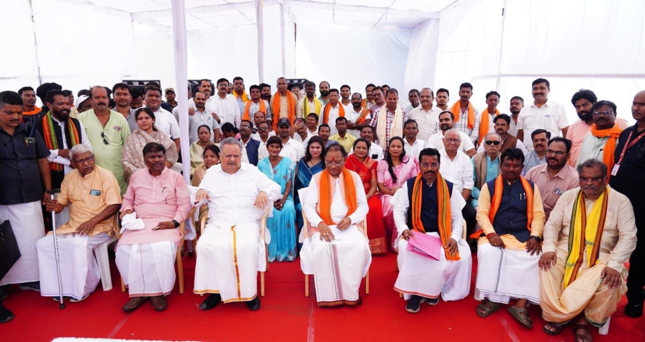 मुख्यमंत्री विष्णु देव साय ने ग्राम मसेनार और पाहुरनार को प्रदान किया संपूर्ण जैविक ग्राम प्रमाण पत्र, महिला समूहों को सौंपी बसों की चाबियाँ