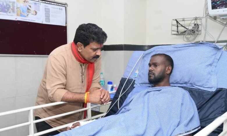 उपमुख्यमंत्री विजय शर्मा नक्सली हमले में घायल जवान से मिलने रात में ही श्री नारायणा हॉस्पिटल पहुंचे